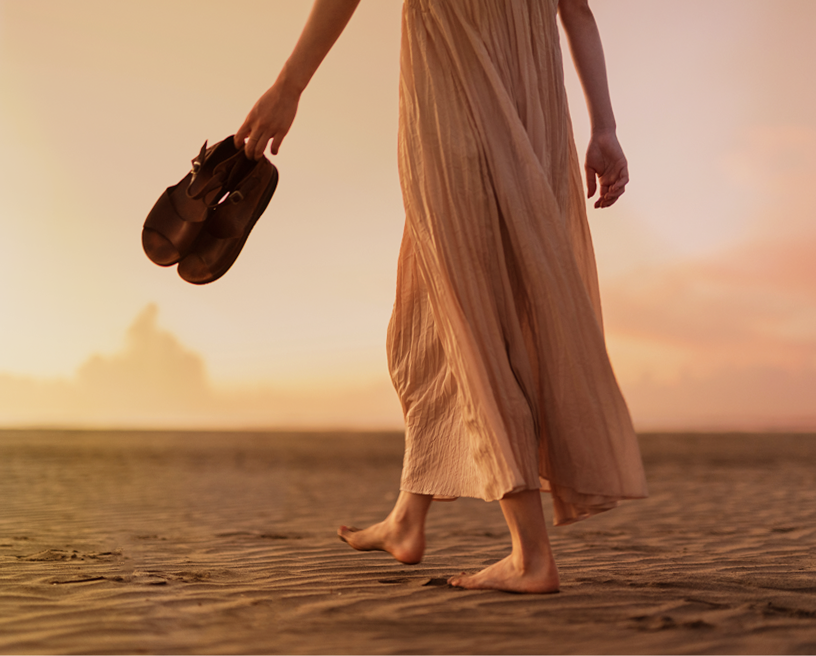砂浜を歩く女性
